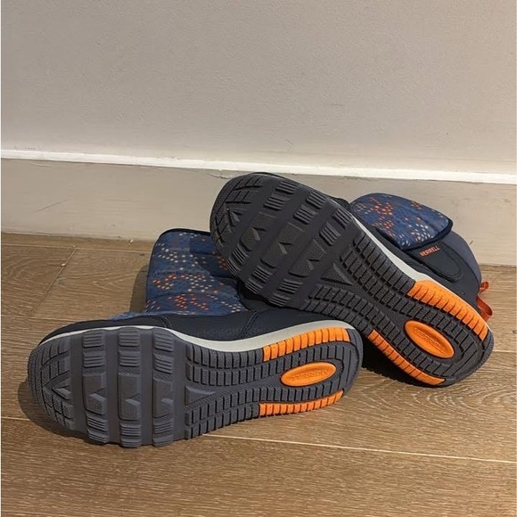 Merrell big kid snow boots size 4 - Picture 2 of 2